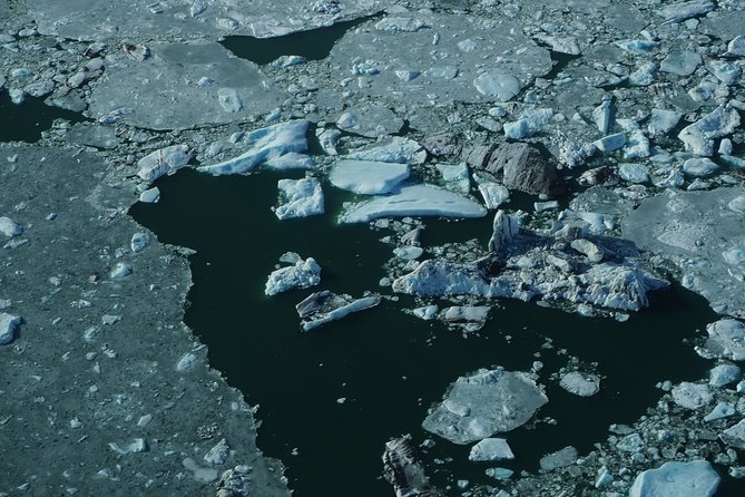 Airplane flight over glacier lagoons and Iceland's highest peak - Jökulsárlón From Above: Floating Icebergs With Real Perspective