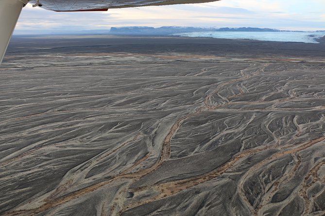 Airplane tour over black sands and riverbeds from Skaftafell - When conditions change: a real example of flexibility