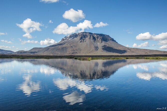 Askja & Holuhraun, Super Jeep Day Tour from Lake Myvatn - Gljúfrasmiður Canyon Builder: a Quick Waterfall Stop That Sets the Tone