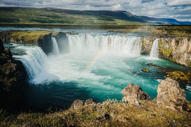 Cruise Tour Godafoss and Myvatn Lake and Baths Small Group - Grjótagjá Cave and the Continental Rift Photo Moment