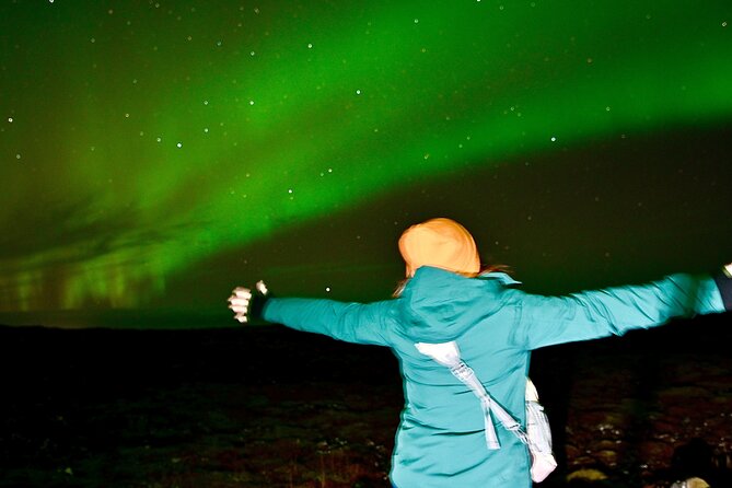 From Reykjavik 4x4 Minibus Northern Lights with Photo and Cocoa - Staying Warm: Hand Warmers, Hot Chocolate, and Real Night Comfort