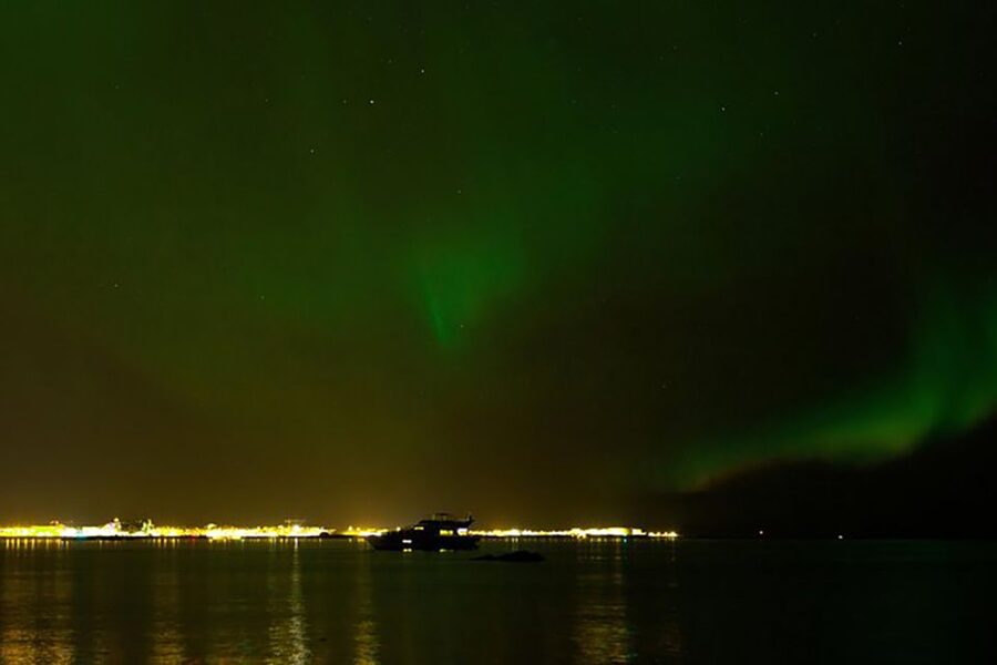 From Reykjavik: New Years Fireworks by Boat - The fireworks show from Faxaflói Bay: what you’ll actually see
