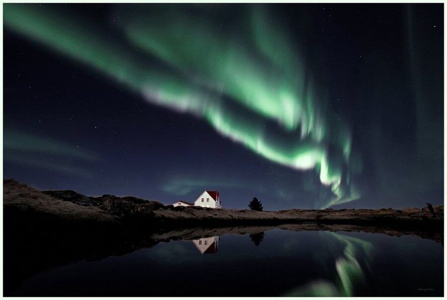 From Reykjavik: Northern Lights Tour with Hot Cocoa & Photos - Why a Reykjavik minibus night hunt works better than standing still