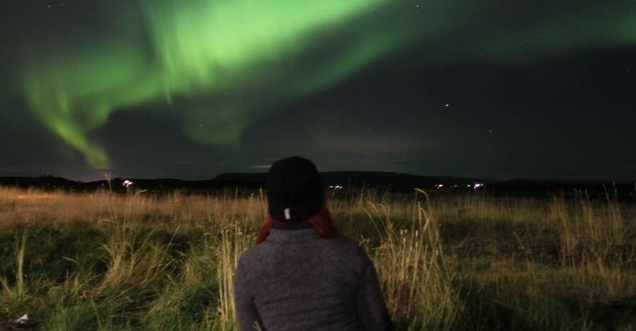 From Reykjavík: Spot the Northern Lights with Snacks & Drink - What the Guide Teaches You Under the Stars