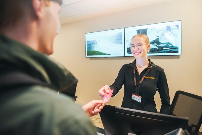 Iceland Airport Transfer from Reykjavík Hotels to KEF Airport - The Drive to KEF: What the 1 Hour 15 Minutes Feels Like
