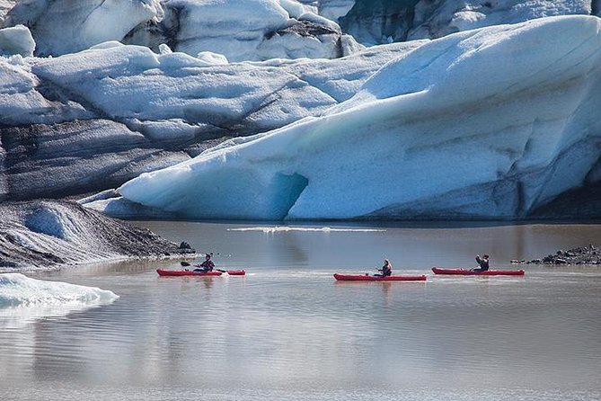 Kayaking on the Sólheimajökull Glacier Lagoon - Kayaking the glacier lagoon: what the water looks like up close