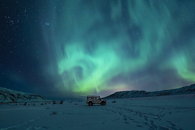 Northern Lights 4x4 Tour with Pastries and Cocoa from Reykjavik - Reykjavik aurora, but with 4x4 traction and a real plan