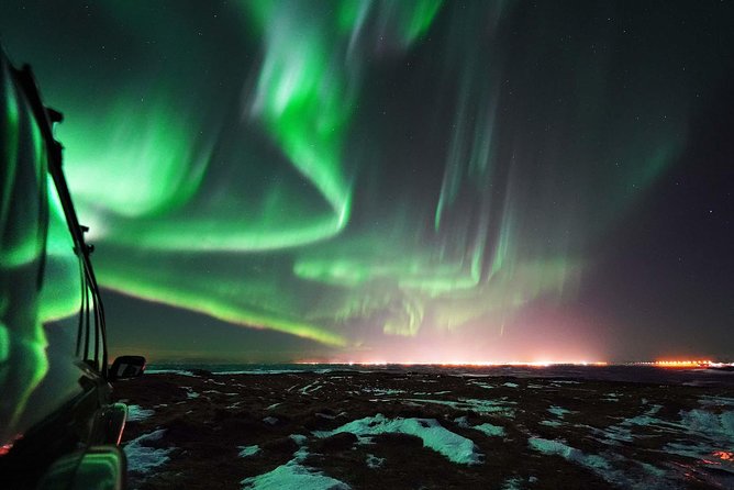 Northern Lights Private Super Jeep Tour with Photos - Hot chocolate, Icelandic liqueur, and snack timing for real winter comfort