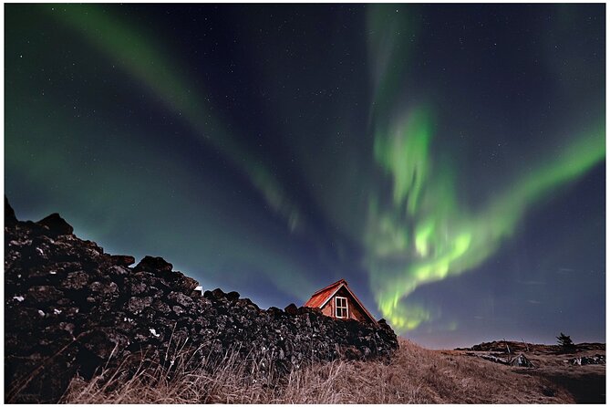 Northern Lights Small-Group Tour with Hot Chocolate & Photos - Hot Chocolate Breaks, Icelandic Pastries, and Wool Blanket Warmth