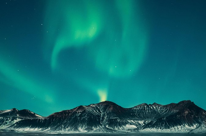 Northern Lights with hot chocolate, donuts and icelandic beer - Where you go to see the Northern Lights, and why light pollution matters