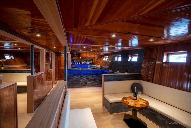 Northern Lights Yacht Cruise in Reykjavik - Group size and what it feels like on board