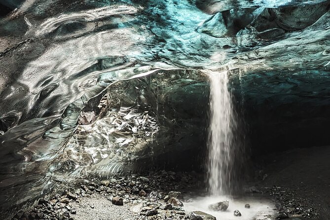 Premium Ice Cave Tour Vatnajokull Iceland - What to look for when you are standing in front of the ice