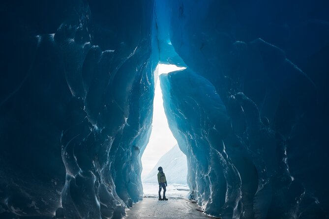 Private 2-Day Northern Lights, Glacier Lagoon, and Ice Caves - Fjadrargljufur Canyon: a green pause before glacier country