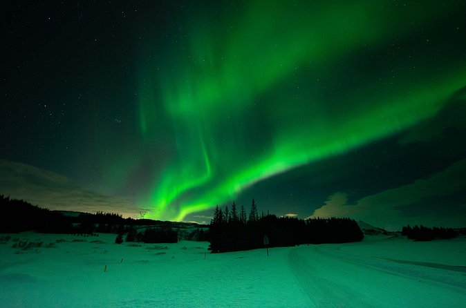 Private Northern Lights Tour - Champagne & Chocolates Aurora Hunt - Champagne, chocolates, and Wi-Fi for the long night