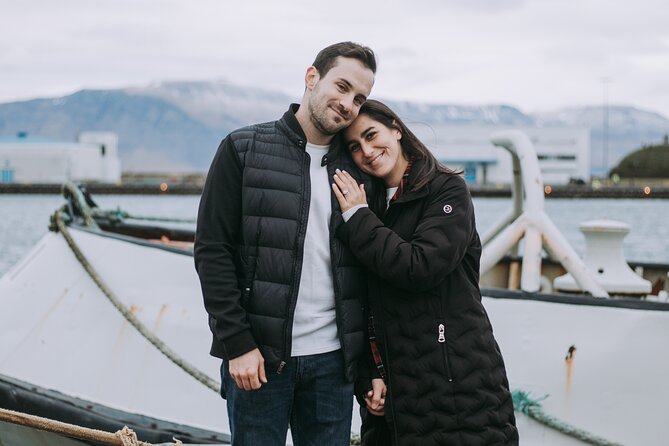 Private Photo Session with a Local Photographer in Reykjavík - How the photographer makes sure you all end up in the picture