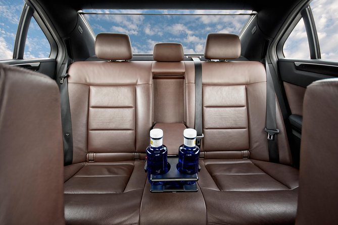 Private Sedan Transfer Reykjavik airport KEF to Reykjavik City - Arriving at KEF: the simple meet-and-greet that saves stress