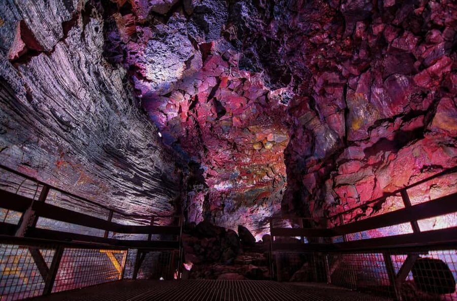 Reykjavik: Evening Lava Tunnel and Northern Lights Hunt - Hot Cocoa, Blankets, and Little Details That Make Waiting Easier
