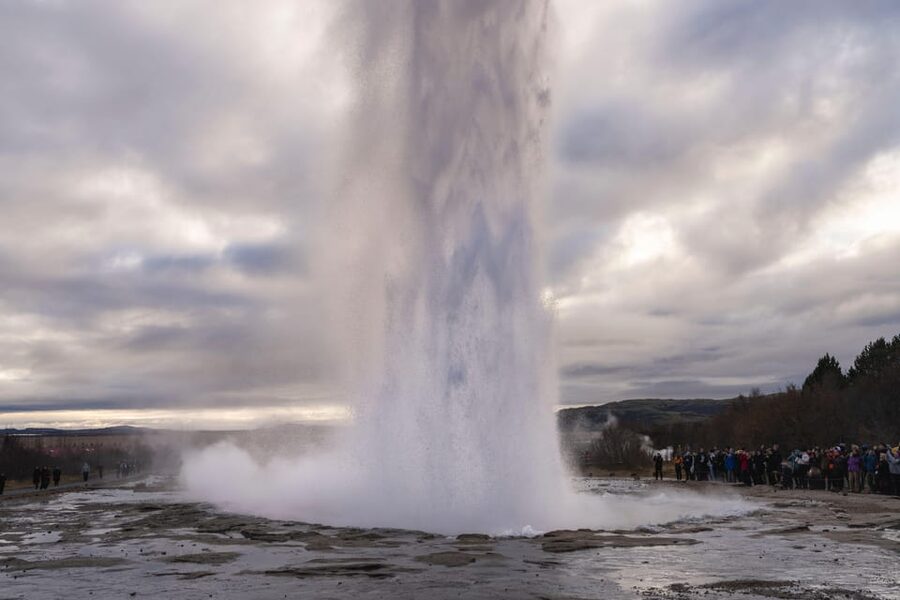 Reykjavík: Golden Circle and Silfra Snorkeling Combo Tour - Kerið Crater: a volcanic viewpoint that breaks the pattern