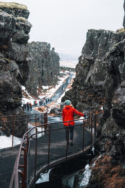Reykjavík: Golden Circle and Silfra Snorkeling Combo Tour - How guides and transfers shape your day