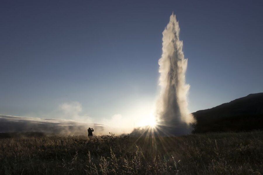 Reykjavik: Golden Circle, Tomato Farm and Kerið Crater Tour - Geysir Geothermal Area: Strokkur Erupting Like Clockwork