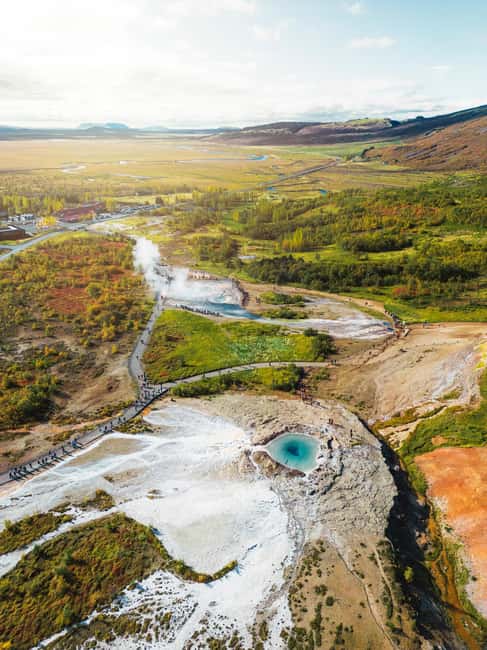 Reykjavik: Golden Circle & Waterfalls in Chinese冰岛黄金圈中文一日团 - Kerið crater first: volcano color and an easy walking start