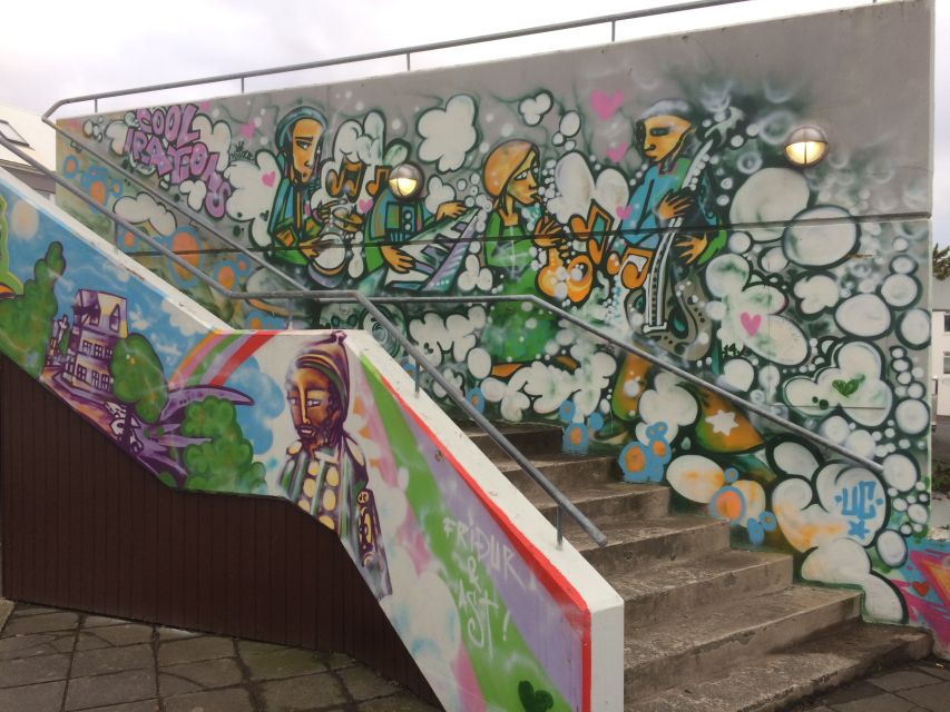 Reykjavik: Guided City Walking Tour - Lake Tjörnin break and the included snack moment