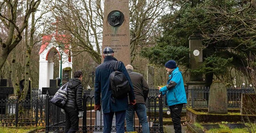 Reykjavik: Guided Folklore Walking Tour - Meeting at Hlöllabátar and setting the tone at Ingólfstorg Square