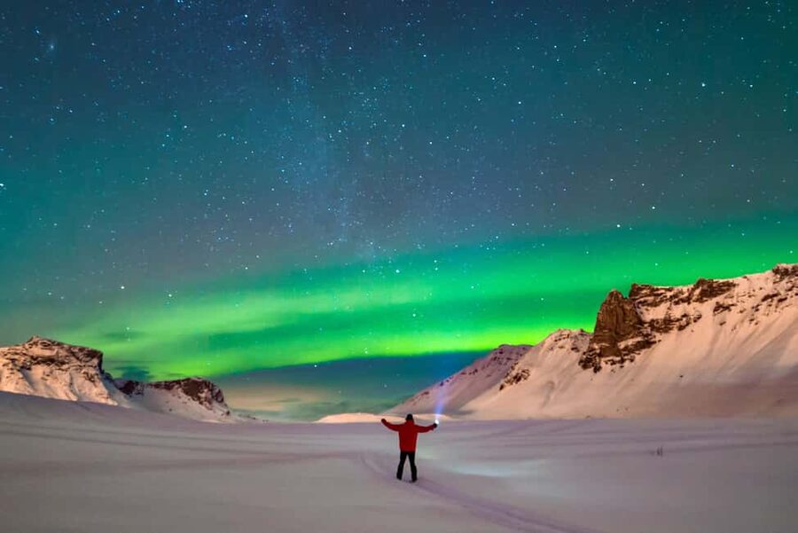 Reykjavik: Northern Lights by 4x4 with Photos & Hot Cocoa - Hot cocoa, blankets, and the art of waiting outside