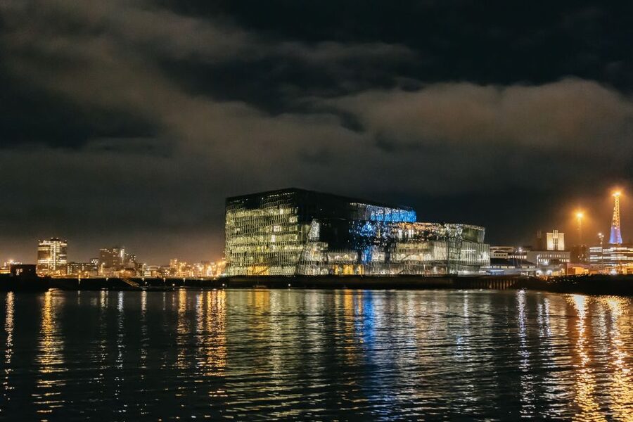 Reykjavik: Northern Lights Yacht Tour - How the guide helps you spot aurora and nail phone photos