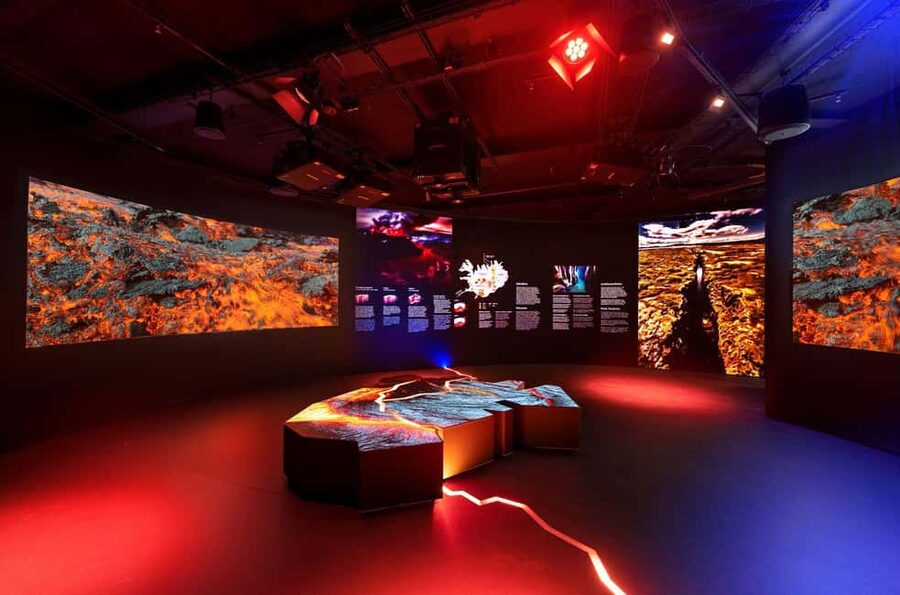 Reykjavik: Perlan - Wonders of Iceland Experience - Café time and the gift-shop reality check