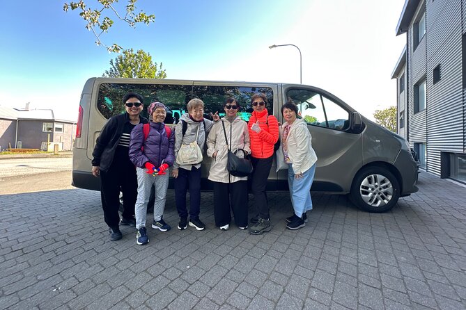 Reykjavik: Private Keflavik Airport to Hotel Transfer: upto 8 PAX - How the Pickup Works: Real-Time Timing and a Name Sign