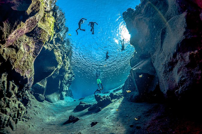 Silfra Snorkel - Between Continents - When Quality Matters - Snorkeling in Silfra: your 25 to 30 minutes of guided clarity