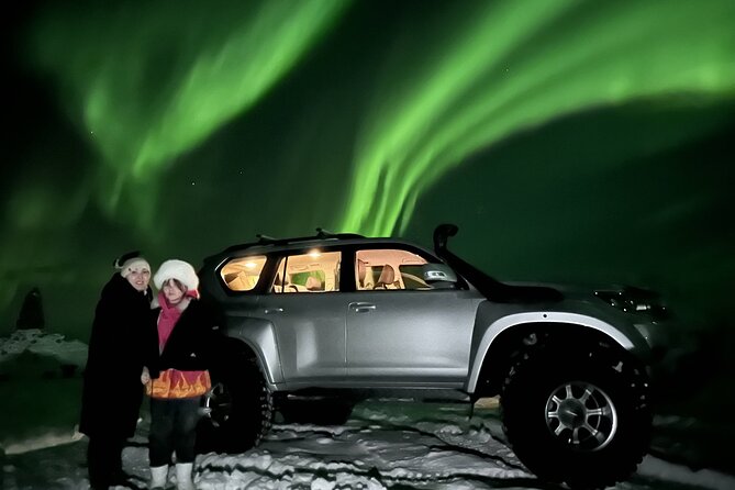 Small group Hunting for the Northern Lights in Reykjavík engrus - The real action: hunting outside the city with a surprise route