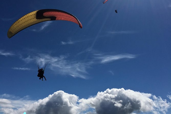 Tandem Paragliding over the Rugged Lava Fields at Blue Mountains - From the running start to flight over the lava fields