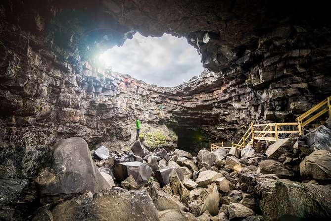 The Cave Explorer - How guides turn a black hole into clear Iceland geology