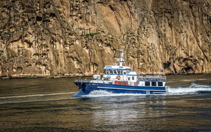 Vestmannaeyjar: Heimaey Island Round Boat Tour - Teista comfort, seating, and handling cold at sea